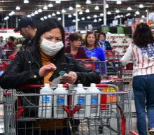 上个月，零售业领头羊沃尔玛表示，由于学生贷款重启、汽油价格再次回升以及高利...