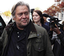 美国总统特朗普的前高级顾问斯蒂芬·班农周四对联邦检察官的刑案指控不认罪，他被控涉嫌在美墨边境墙建设的网络筹款项目中共谋欺诈和洗钱。当天早些时候在长岛海湾...