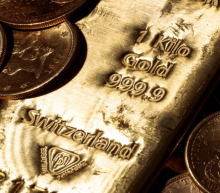 周二(8月4日)，国际金价在纪录高点1988.40美元/盎司下方附近持稳，新冠病例增加殃及全球经济的担忧抵消了美国经济数据激发的冒险意愿。世卫组织警告称，治疗新冠也许永远不会又特效药...