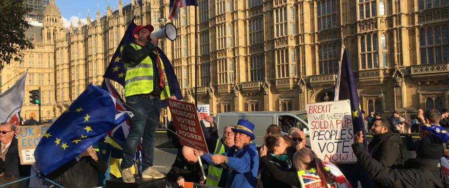 英国首相特雷莎·梅(Theresa May)周三(11月14日)获得内阁对于脱欧协议草案的支持，在此之后英镑曾短暂反弹，但周四随着多位大臣的辞职以及不信任投票的风险升温，英镑遭到大肆抛售。英镑/美元