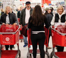 劳动力市场的弹性是消费者继续消费的主要原因，只要情况如此，通胀就可能保持粘性。美联储将需要加息 - - 并保持在限制性水平更长...