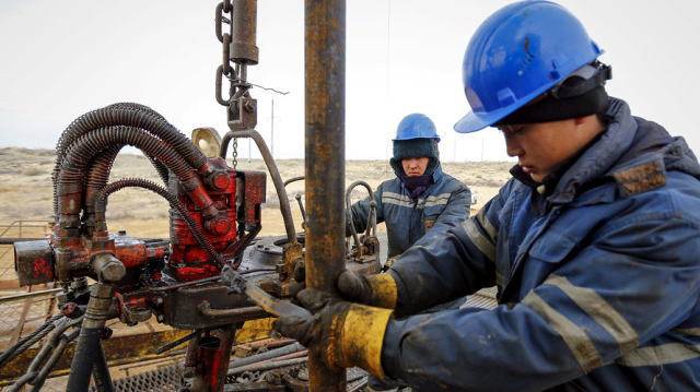 美国截至12月8日当周EIA原油库存实际值-511.70万桶，超出预期，但汽油库存增幅远超预期；数据公布后，美油短线下挫后回升，现交投于57.35美元一线，涨0.3%...