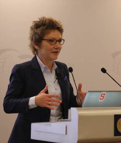 旧金山联储主席戴利表示，美国央行应迅速采取行动，在年底前将利率调至既不会加速也不会放缓经济的中性水准。她指出，大多数预测者认为这一水平在2.5%左右...