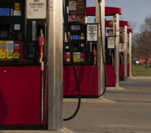 周三，美国全国平均零售汽油价格首次突破每加仑4.50美元，这比一个月前上涨了约50美分，较去年同期的每加仑3.04美元大幅上涨...
