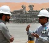 石油价格战已经对沙特的负面冲击已经显现，据外媒周一报道，全球最大油企沙特阿拉伯国家石油公司（SaudiAramco，简称沙特阿美）正考虑出售其管道业务的部分股权来...