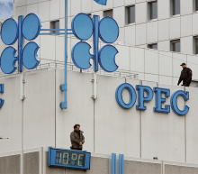 油价跌穿多空分水岭，OPEC+决策者陷入困境，决议迟迟未能出台，多空双方等待审判