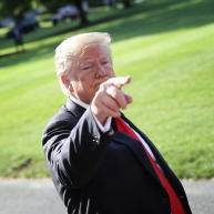 支持率不高、经济显现衰退警告，特朗普连任并非高枕无忧；