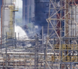 美国费城最大炼油厂21日凌晨发生大规模爆炸并引起火灾，事件致5人受轻伤。目前...