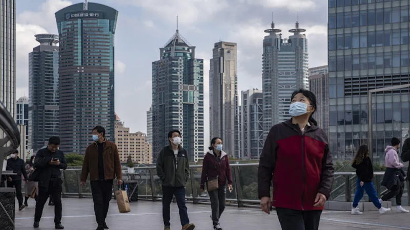 报告显示，大多数人仍倾向于储蓄，尽管这一比例比上季度下降3.8个百分...