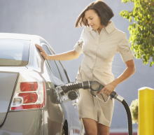 尽管新一波新冠疫情爆发，美国人仍在购买燃料，以便充分...