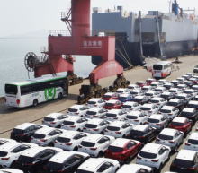 华尔街日报援引未透露姓名的人士的话报道称，美国正在考虑提高包括电动汽车在内的一些中国商品的关税，以限制其在清洁能源供应链中对中国的依赖...