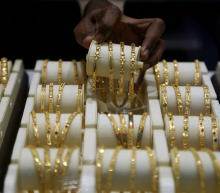 国际金价跌至逾两个月低点，受强势美元的打压，美元指数持坚于逾八周高点附近...