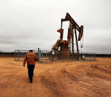 原油期货价格小幅下挫，或有望进一步刷新近一周低点。美国增产势头恢复，似乎对OPEC可能进一步减产带来的利好预期形成牵制。两市上周初曾创2015年以来高位