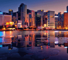 市场已有偷步反映税改方案的利好消息，美股道指在过去两个月，已从22500 冲高至现时的24000 水平。值得注意的是，通俄门事件有新进展，特朗普有面对新指控的可能。恒指短时料维持下探，操作上逢高抛空