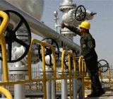 8月17日，原油期货价格微涨，扳回上日的部分跌幅。上个交易日，美国原油跌去近2%。美国原油库存下降给价格提供支撑，但高产量又抑制涨势