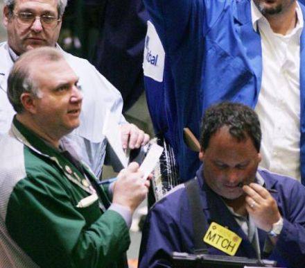 彭博调查：因ETF持仓连续第12日扩张，逾半数黄金交易员和分析师转而看涨本周金价，看涨程度达到一年之最