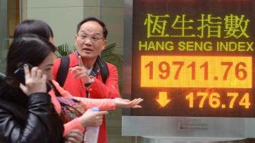 恒指今早高开0.51%，报31575点；盘中再次上演高台跳水，指数高开低走，最低见31115点，退守31000点关口。截至午间收盘，恒指跌0.63%...