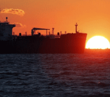 油市利好逐渐消散，鲍威尔的鹰派言论提振美元走强，一定程度上打压了油价，其次早间API数据的小幅增加也加剧油价的下跌。