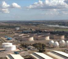 美国原油库存报告的利空因素影响仍在发酵，一方面市场担心美国原油产量继续走高恐继续抵消减产行动的提振效果，另一方面投资者也在担心若减产会议出现意外结果恐导致油价再度重挫，建议区间高抛低吸操作