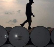 利比亚输油管道爆炸的影响仍在发酵，原油价格已连续突破高位，接近60美元/桶，投资者获利结盘较多，抛压重。短线操作上，谨慎做空