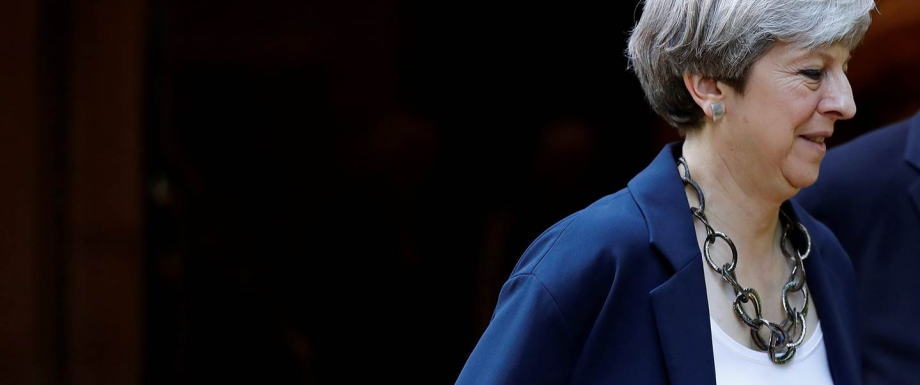 英国首相特雷莎·梅(Theresa May)周三(11月14日)获得内阁对于脱欧协议草案的支持，在此之后英镑曾短暂反弹，但周四随着多位大臣的辞职以及不信任投票的风险升温，英镑遭到大肆抛售。英镑/美元