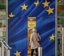 欧元回落的主要原因是欧洲央行在退出QE的问题上犹豫，德国大选结果带来的政治不确定性等，加泰罗尼亚和西班牙政府之间的冲突可能成为欧元区更大危机的导火索