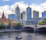 周一欧市盘中，澳元兑美元窄幅震荡走低，现交投于0.7098一线。澳元兑美元自时段内高点0.7127回落，现已转涨为跌跌破0.71整数关口，不过本周初美元上行动能欠佳及铜...