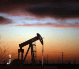 油价下跌，全球供应持续过剩，数家银行调低了油价预期布兰特原油期货跌44美分，报46.44美元/桶。美国原油期货下跌40美分，报44美元/桶