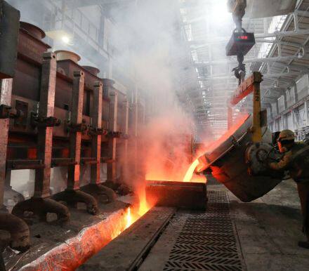 随着中国投资者在五一假期后重新回到市场，释放出新的需求，铁矿石和钢铁价格攀升至创纪录水平。