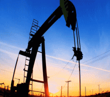 哈维飓风打压美国原油市场的供应能力，路透调查提振市场对于油市再平衡的乐观预期。唯EIA数据利空仍处炒作周期，关注周六凌晨的贝克休斯石油钻井数据。原油走势维持看空，即时开仓报价做空，后续逢高抛空