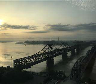 美股大幅波动，美国总统特朗普表示计划向进口钢材及铝分别征收25%及10%的关税，预计下星期签署正式法令，消息引发市场对价格上升及触发贸易战的忧虑。港股回落，恒指今早下跌400...