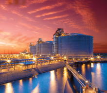 今日突然爆出的北海大型输油管意外关闭维修的消息短线上强势提振了油价，但油服贝克休斯、美国API原油库存数据等基本面报告属中性偏空。操作上，短线顺势做多，油价突破日高后可尝试沽空