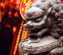 外围市况波动，港股波幅有所增加，北水低位积极吸纳为大市带来一定支持，预料指数短期在32,300至33,200点水平徘徊。操作上，多低吸少高抛