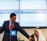 路透社的月度调查显示，由于尼日利亚的停电以及委内瑞拉的连续下滑，欧佩克的石油产量在5月份下降了7万桶至3,200万桶，导致卡特尔总产量下降至2017年4月以来的最低水平。