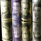 英镑汇价开盘再受抛压，脱欧前景正令市场持续紧张；