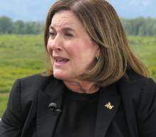 我们认为将过于复杂和超大范围的监管要求的范围扩大到规模较小、业务不太复杂的银行的观点，忽略了一些可能的结果可能导致银行合并，并可能将银...