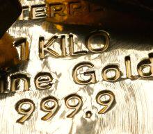 班农离职风波给股市提供支撑，不过特朗普政治的不确定性和恐袭依旧提振避险品种，同时CFTC数据显示金银多头头寸大幅增加亦为金银提供一定的支撑，短期金银或维持高位震荡；操作上，逢回调企稳短多