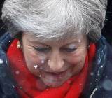 英国首相特雷莎·梅(Theresa May)的脱欧策略陷入混乱。此前，她屈服于欧洲怀疑派同僚的压力，