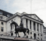 英国央行众官员放鸽重挫英镑，10月17日跌破1.32关口，法国巴黎银行认为，短线或复苏至1.3450