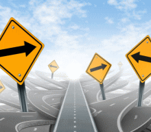 美联储发布货币政策会议纪要显示，联储官员暂未能就缩减资产负债表规模达成一致，缓和市场对9月缩紧的货币政策，油价大幅下跌拖累能源股，美股三大指数个别发展