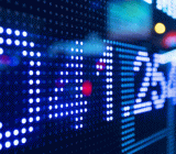 道明证券TDS在周二（8月22日）发布的报告中称，现货黄金可能会在1300美元/盎司的上方回撤，形成三重顶，目前要持续性突破比较困难。截至美国东部时间上午8:18，黄金价格下跌5.60美元，至1285.35美元/盎司。上周末，金属在1300美元附近短暂震荡，然后再回落。