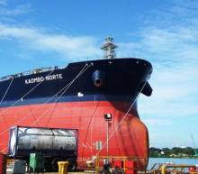 原油期货价格上涨，受美国原油库存连续第四周下降的提振。截至12月8日当周，美国原油库存减少510万桶至4.43亿桶，创2015年10月来最低水平。不过，涨势因美国石油产量增长而受到限制。