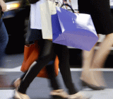 据彭博报道，英国消费者的状况可能比先前担心的要好。英国国家统计局周五发布的数据显示，家庭第二季存下了更多的可支配收入。同时收入的增长一年来首次超过物价涨幅。