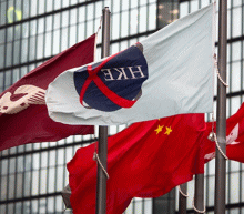 资金观望美联储主席人选结果以及货币议会，谨慎的投资气氛令恒指收跌。现新提名美联储主席获得市场广泛认可，但A股持续疲软影响恒指做多热情，令恒指升幅动能欠缺，因此，料恒指维持偏强震荡，操作上保持稳健低多