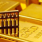 FED会议纪要短线提振美元，打压了贵金属价格。但贵金属市场基本面的支撑并未改变，伊朗、朝鲜等国紧张的地缘政治局势未见趋缓，金银维持看多。操作上，逢低做多