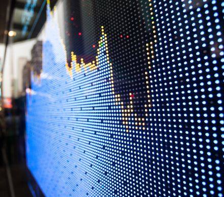 现货黄金盘中刷新12月1日以来高点至1286.43美元/盎司，美元指数则失守93大关。美国对朝鲜两名导弹项目官员实施制裁，一定程度上推升了避险情绪...