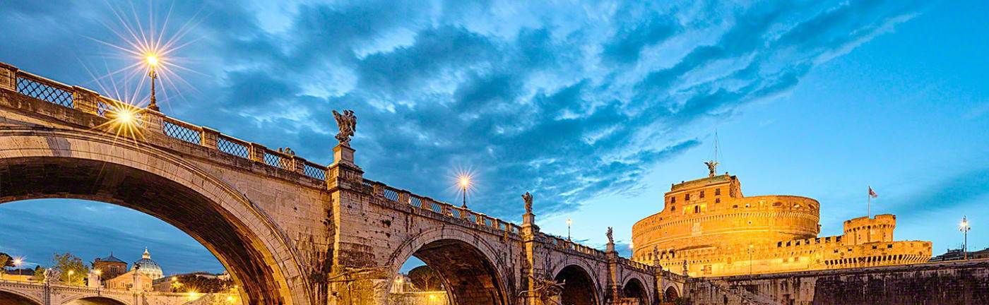 德国是世界贸易大国，同230多个国家和地区保持贸易关系。德国产品以品质精良著称，技术领先，做工细腻，但成本较高。德国出口业素以质量高、服务周到、交货准时而享誉世界。主要出口产品有汽车、机械产品、化学品、通讯技术、供配电设备和医学及化学设备。主要进口产品有化学品、汽车、石油天然气、机械、通讯技术和钢铁产品。主要贸易对象是西方工业国，其中进出口一半以上来自或销往欧盟国家