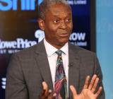 仍然非常坚定地支持25个基点的步伐。我们应该谨慎并仔细校准，以确保我们不会做超出我们需要做的事情，但我们需要做得足够多...