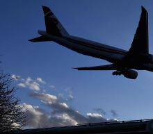 周一在美新屋数据发布之前，黄金在高位交易，因美元继续走弱，徘徊在两个月的低位附近，但随着美国系列经济数据的公布，美元逐步低位反弹，金银市场承压下跌，且美国债收益率温和起涨，黄金多头的上涨能量有所缓解