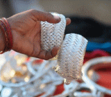 白银小幅走至15.74一线交投，伴随着美联储加息预期的重压，银价走势仍然偏弱，对冲基金也开始抛售白银多头头寸，不过除此之外，投资者还在税改计划未来的影响